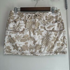 So Wear it Declare it Y2K Hawaiian Mini Cargo Skirt. Size 5.